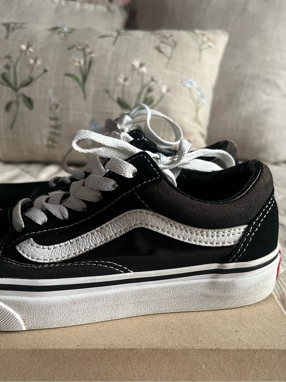 Vans Black and White Classic Old Skool Size 6 Womens - Picture 3 of 7